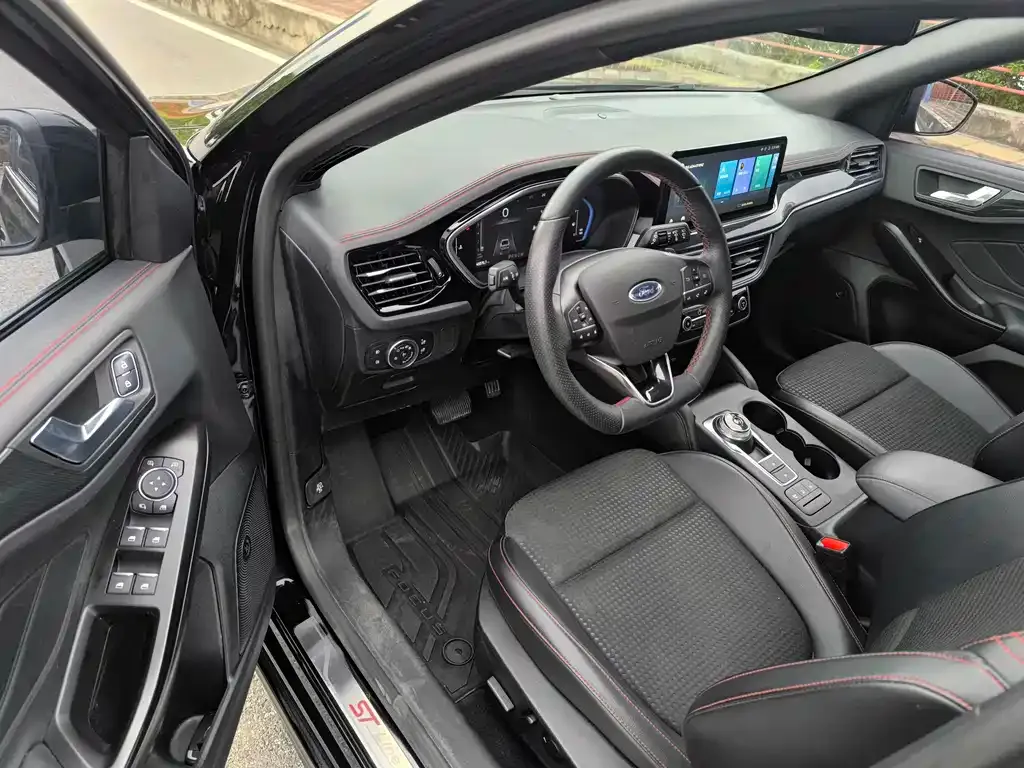 Ford Focus 2022 из CN, фото 8