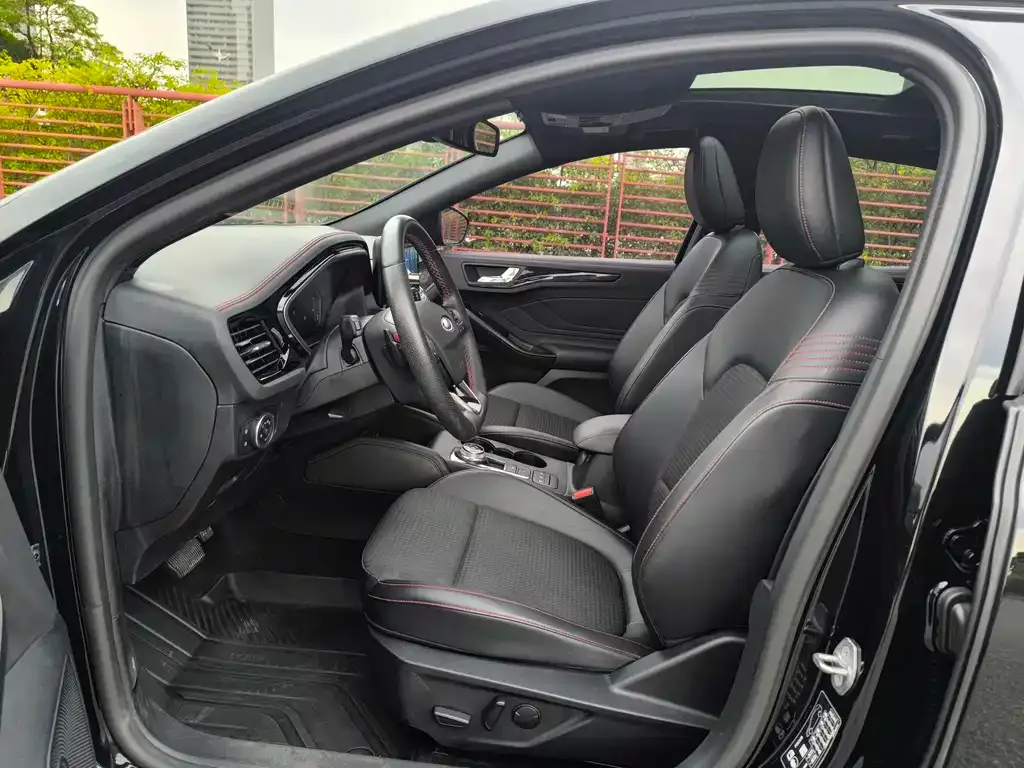 Ford Focus 2022 из CN, фото 9