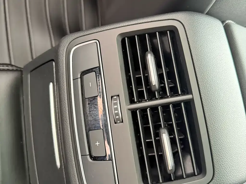 Audi A4L 2022 из CN, фото 10
