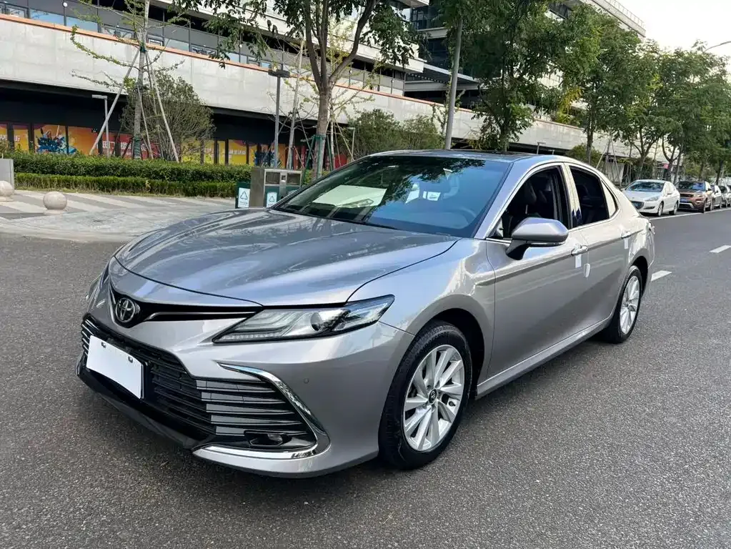 Toyota Camry — фото 1