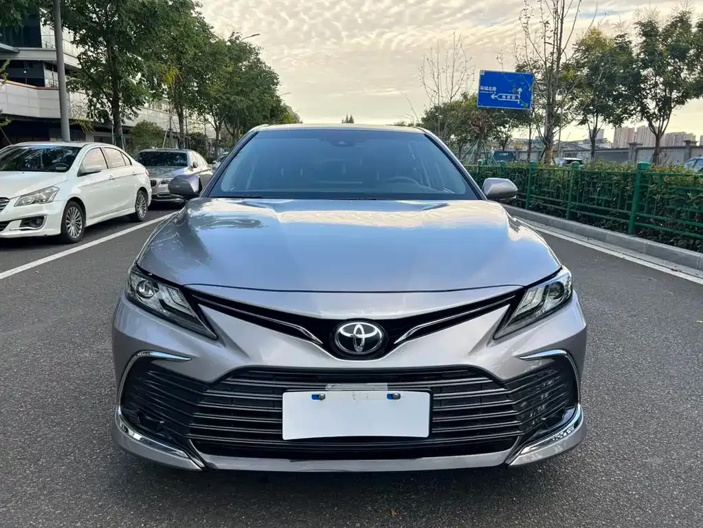 Toyota Camry — фото 2