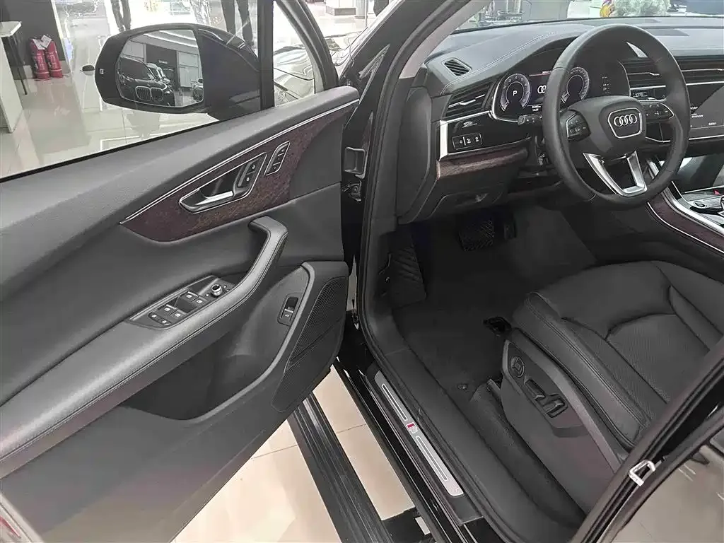 Audi Q7 2023 из CN, фото 7