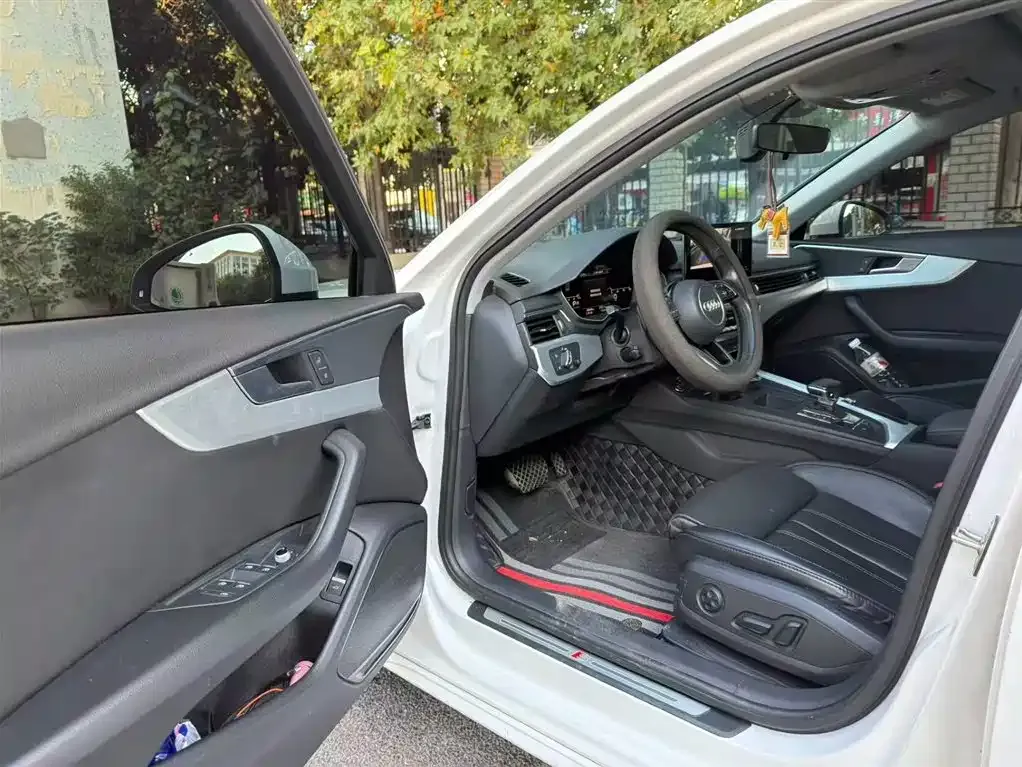 Audi A4L 2022 из CN, фото 4