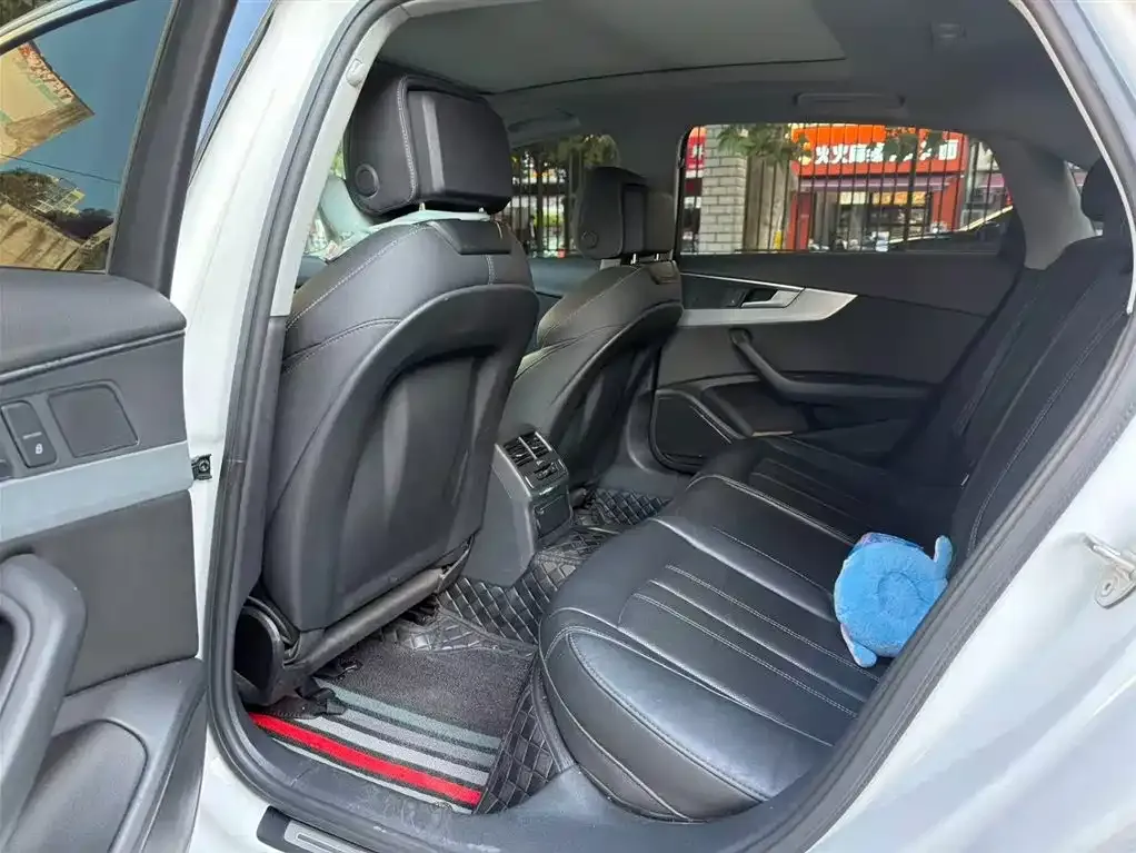 Audi A4L 2022 из CN, фото 6