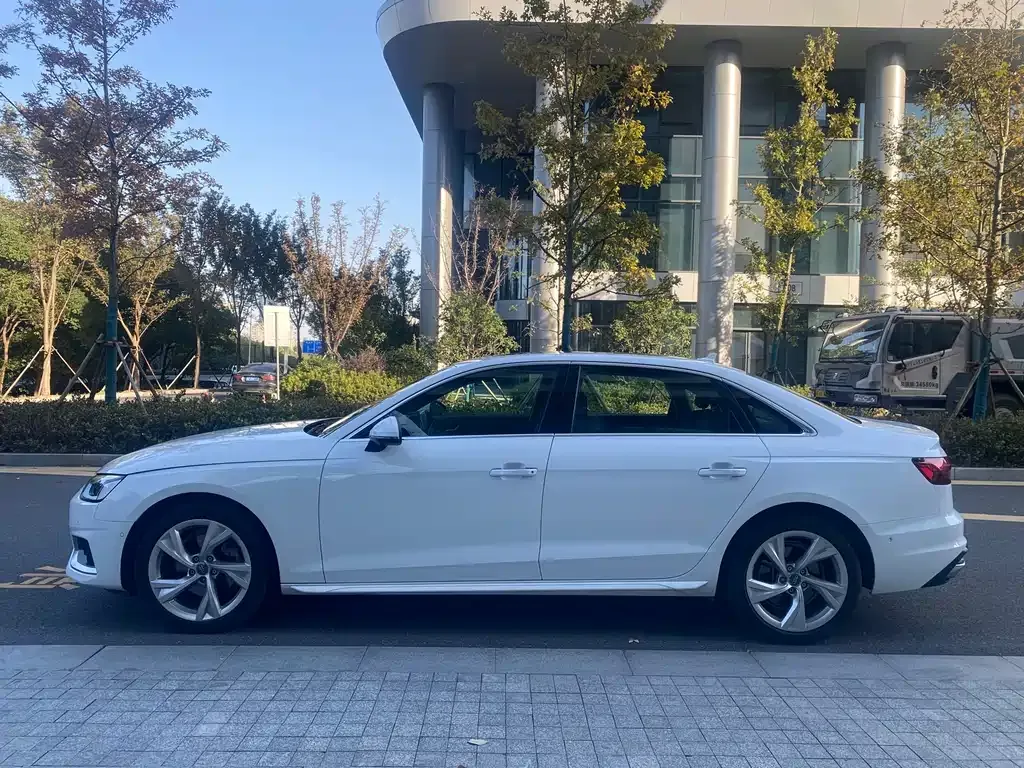 Audi A4L 2022 из CN, фото 3