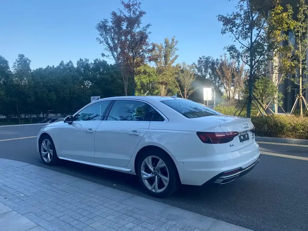 Audi A4L 2022 из CN, фото 4