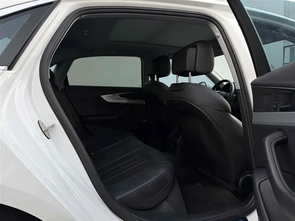 Audi A4L 2022 из CN, фото 5