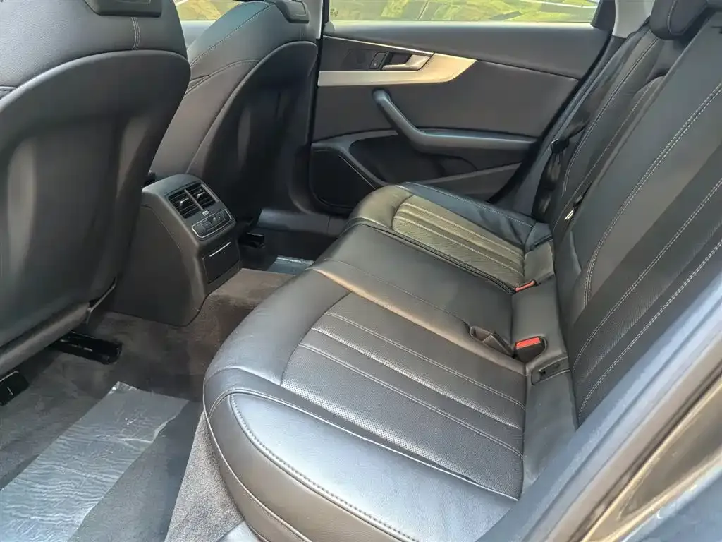 Audi A4L 2022 из CN, фото 6