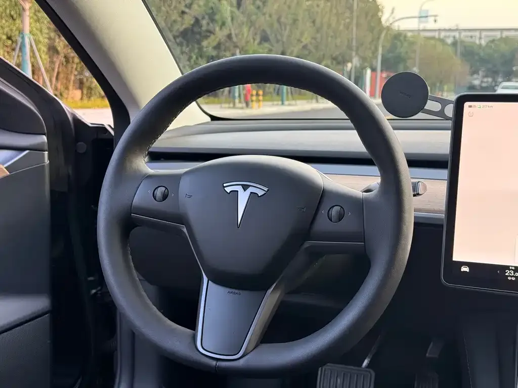 Tesla Model 3 — фото 9