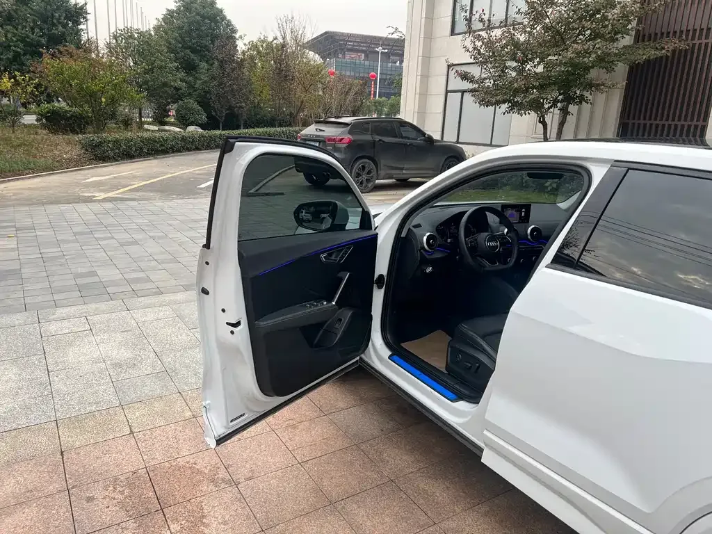 Audi Q2L 2025 из CN, фото 5