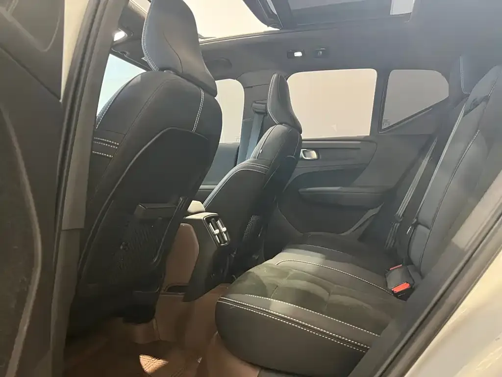 Volvo XC40 NEV — фото 8