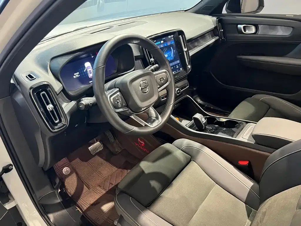 Volvo XC40 NEV — фото 9
