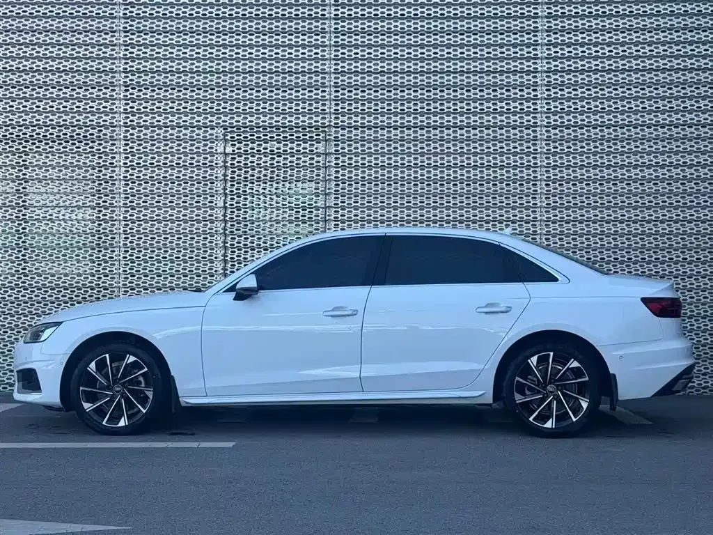 Audi A4L 2022 из CN, фото 3
