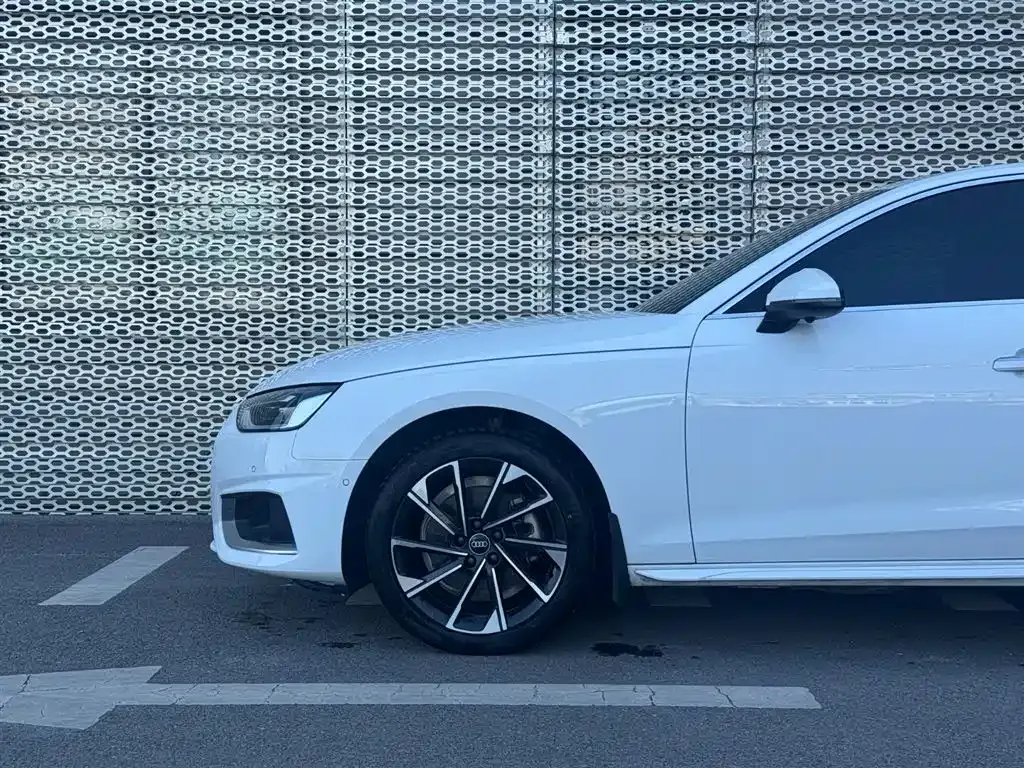 Audi A4L 2022 из CN, фото 4