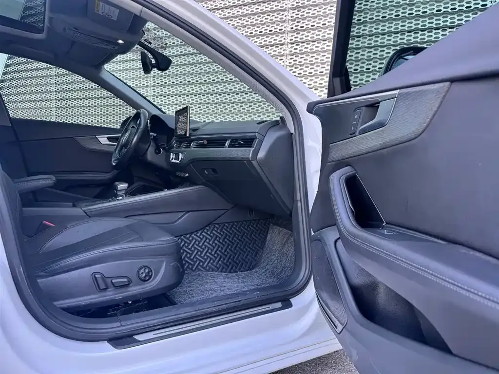 Audi A4L 2022 из CN, фото 8