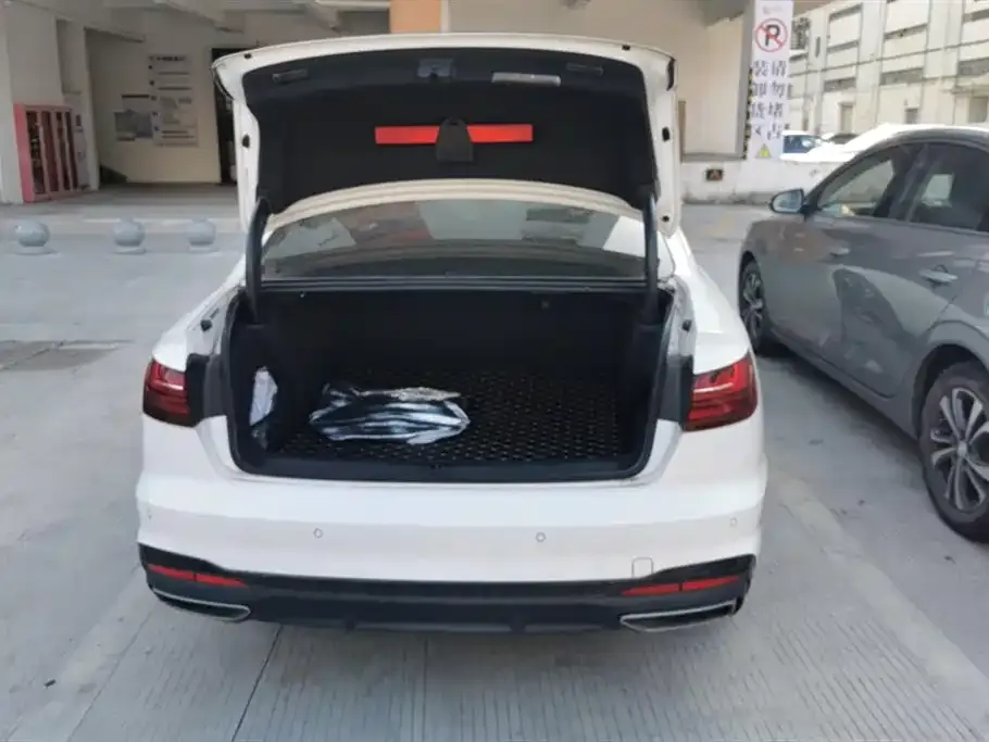 Audi A4L 2022 из CN, фото 4