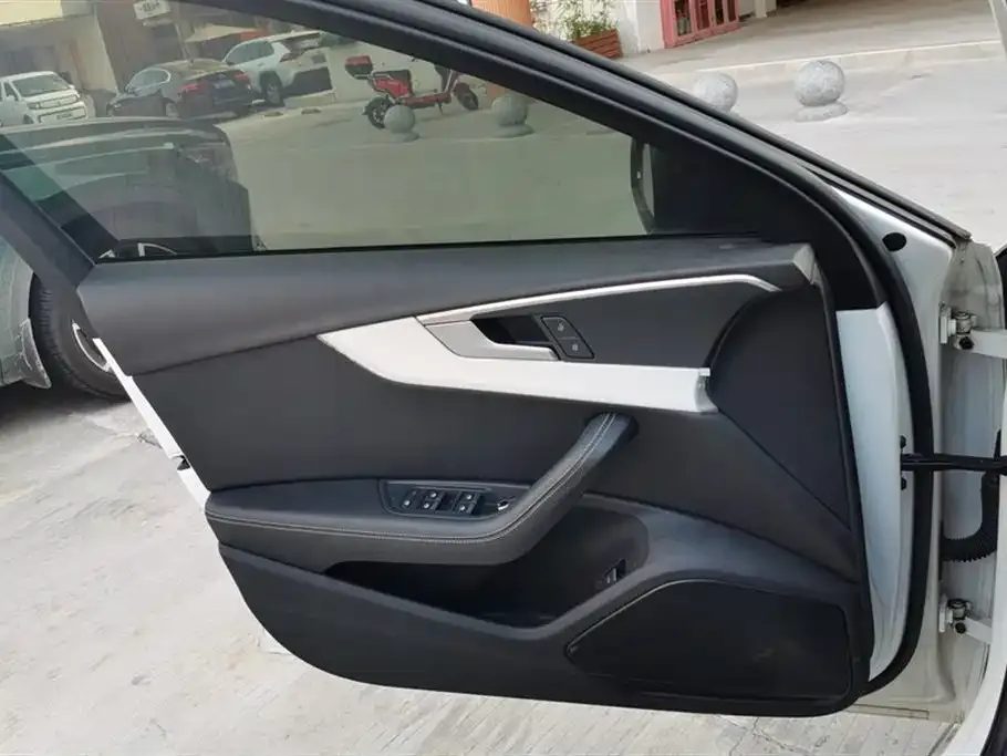 Audi A4L 2022 из CN, фото 7