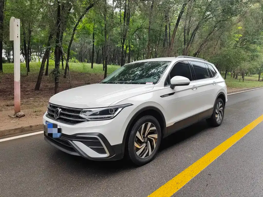 Volkswagen Tiguan L — фото 1