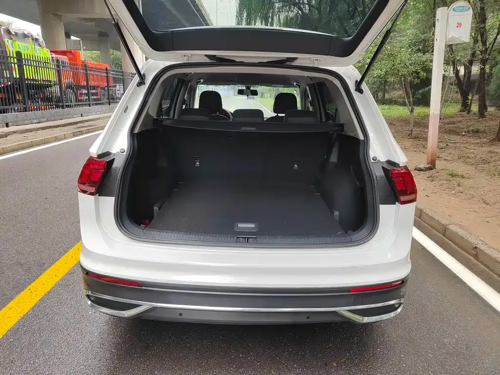 Volkswagen Tiguan L — фото 10