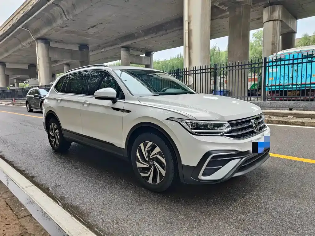 Volkswagen Tiguan L — фото 2