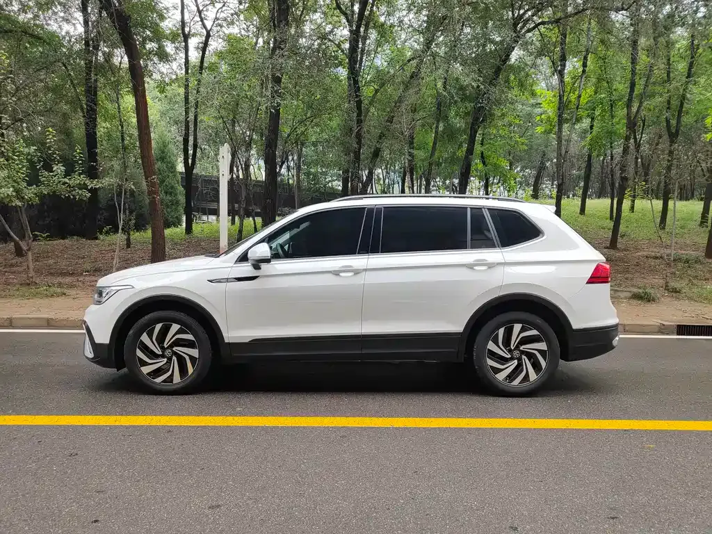 Volkswagen Tiguan L — фото 7
