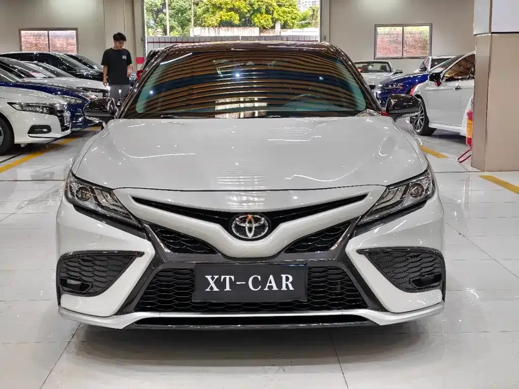 Toyota Camry — фото 2
