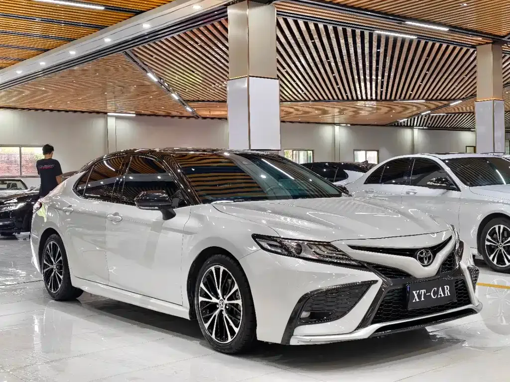 Toyota Camry — фото 3