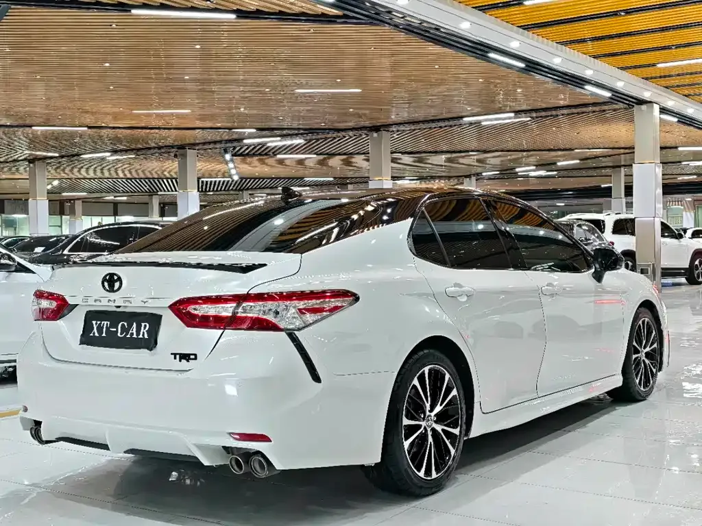 Toyota Camry — фото 4