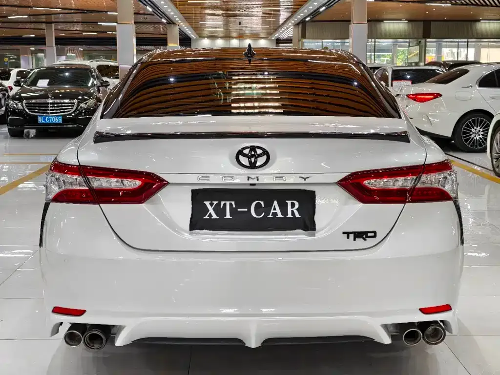 Toyota Camry — фото 5