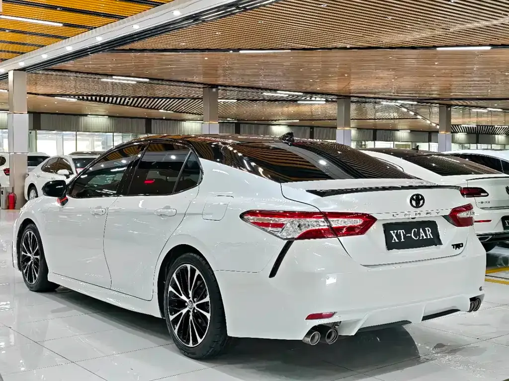 Toyota Camry — фото 6