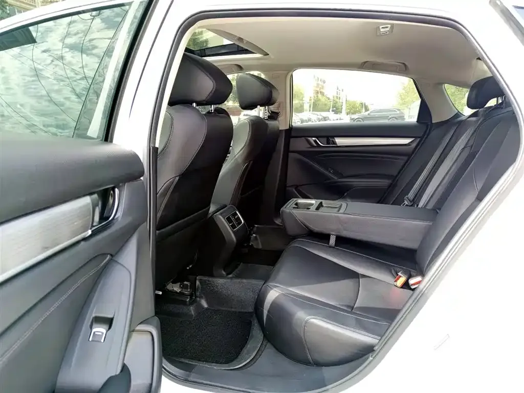 Honda Accord — фото 10