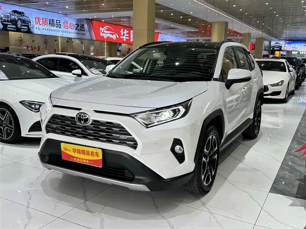 Toyota RAV4 — фото 1