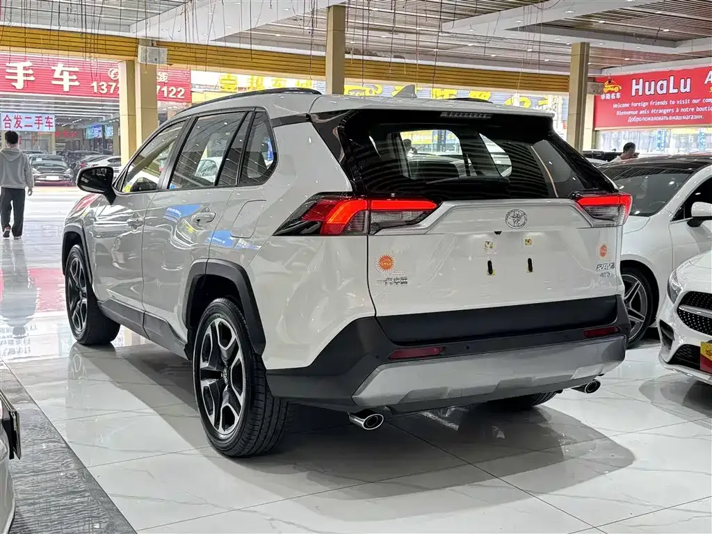 Toyota RAV4 — фото 4