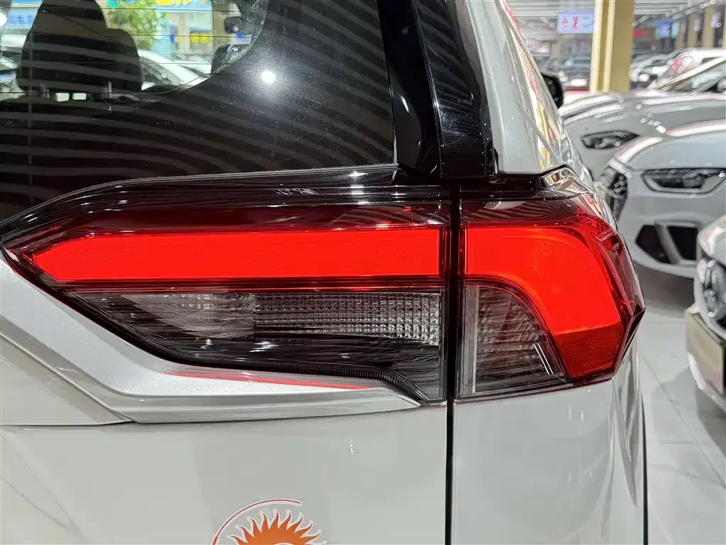 Toyota RAV4 — фото 8