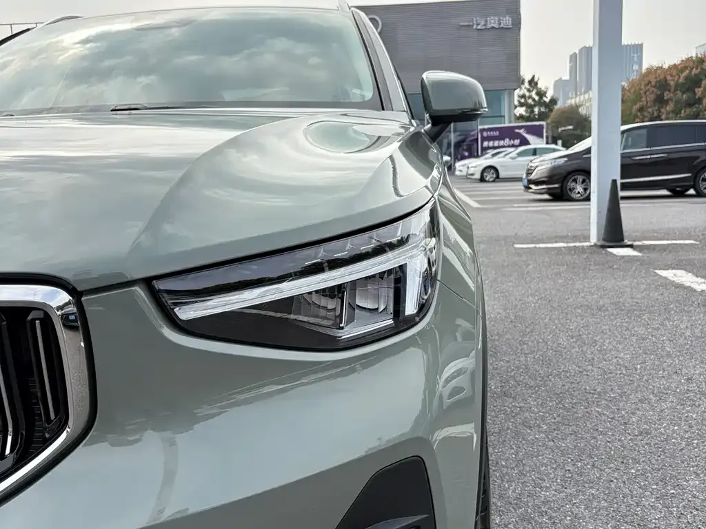 Volvo XC40 — фото 10