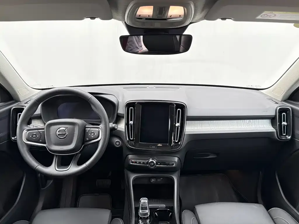 Volvo XC40 — фото 7
