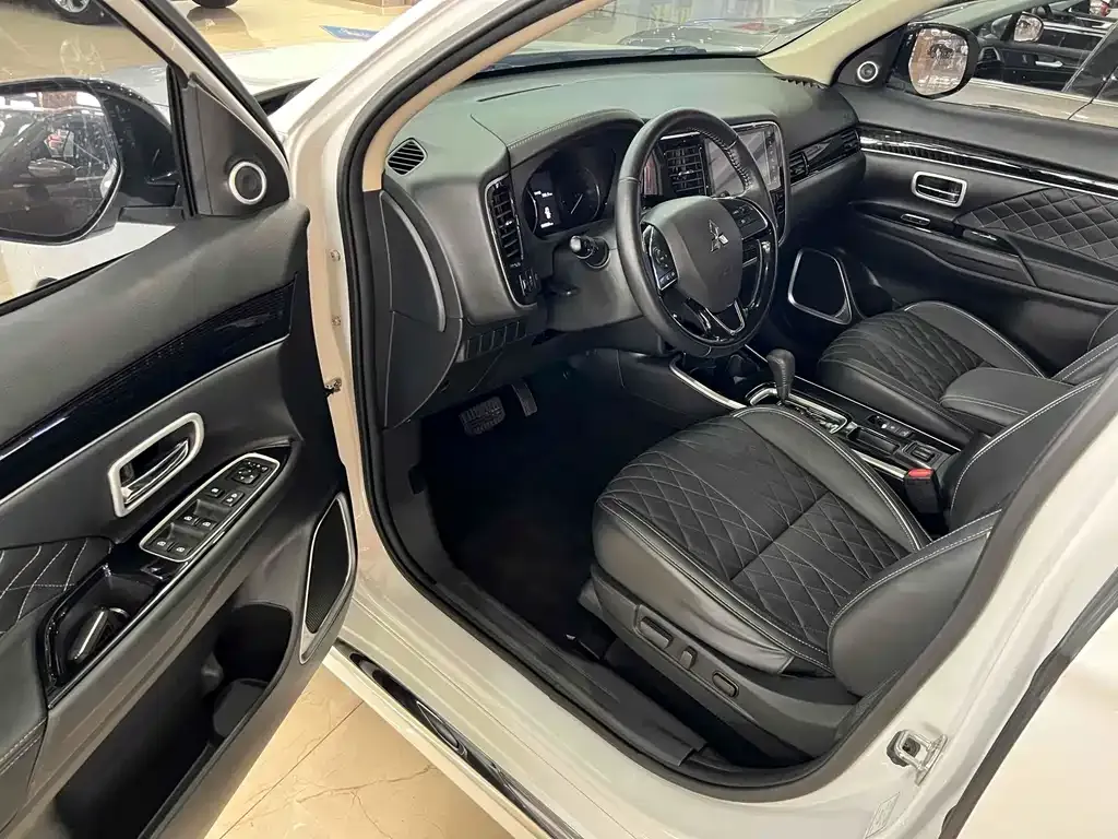Mitsubishi Outlander 2022 из CN, фото 7