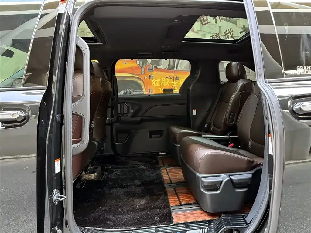 Toyota Granvia — фото 10