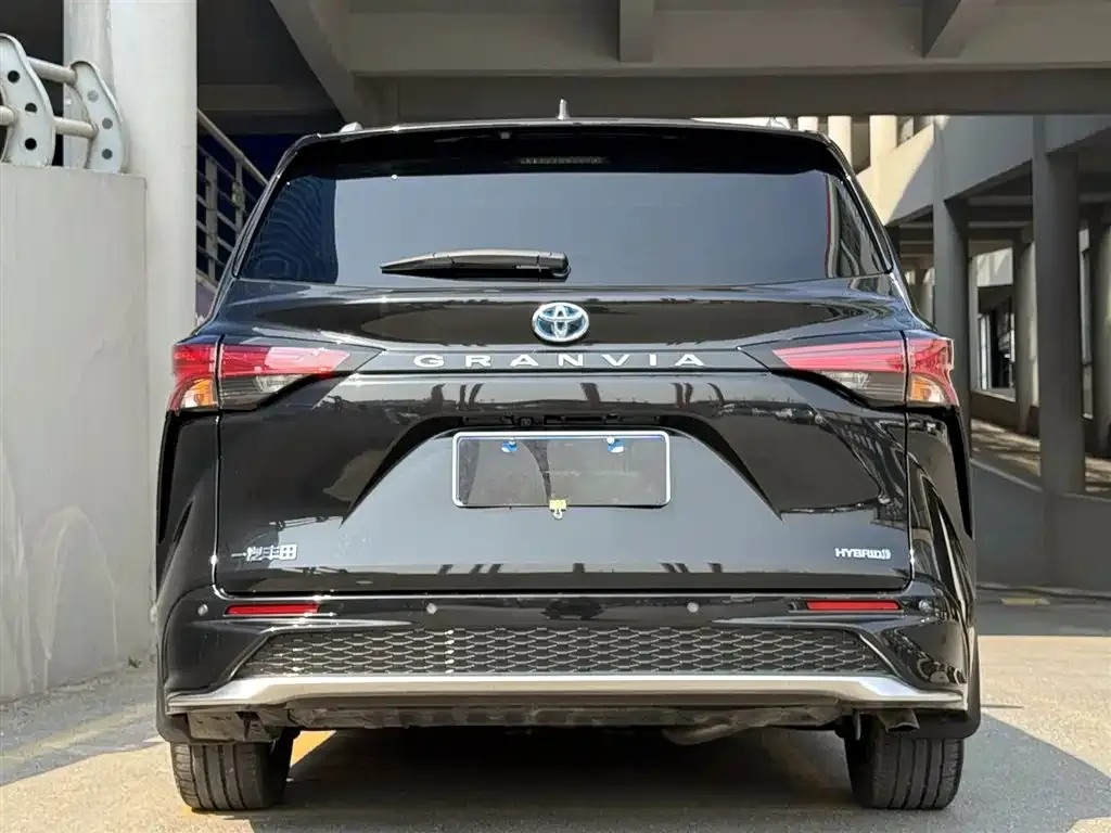 Toyota Granvia — фото 4