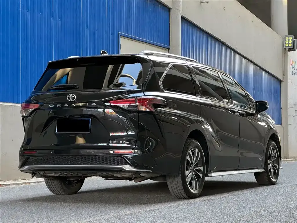 Toyota Granvia — фото 5