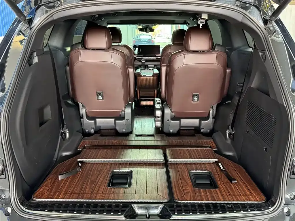 Toyota Granvia — фото 8