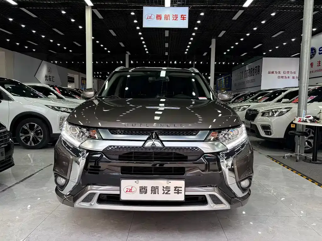 Mitsubishi Outlander — фото 1