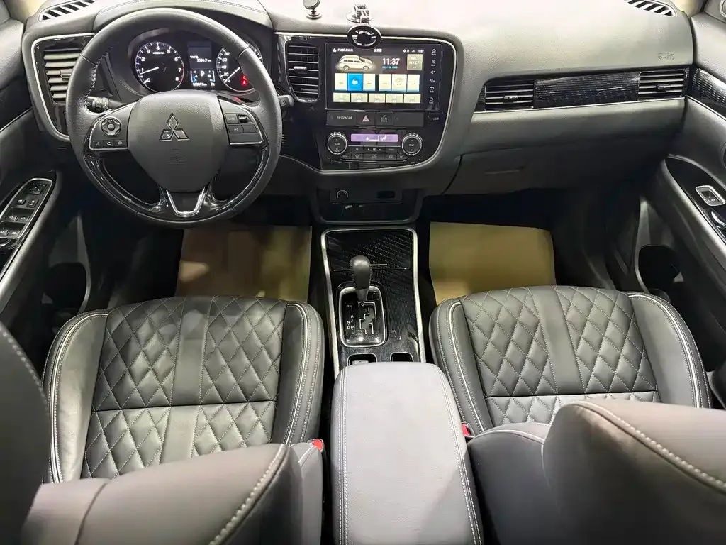 Mitsubishi Outlander — фото 10