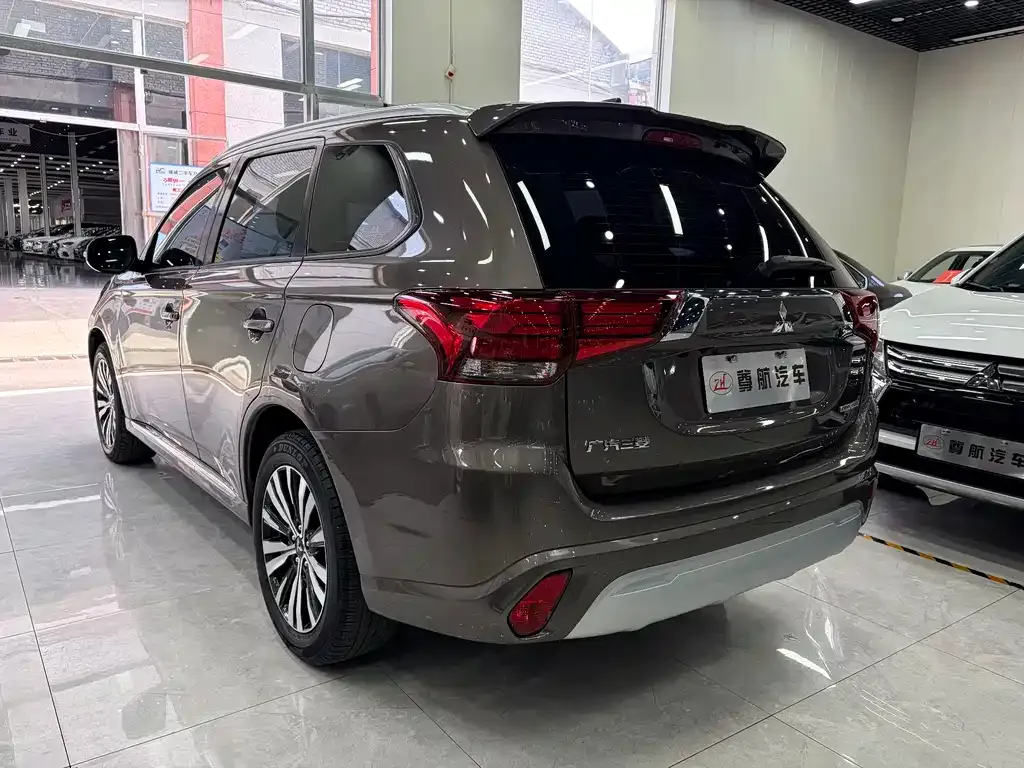 Mitsubishi Outlander — фото 4
