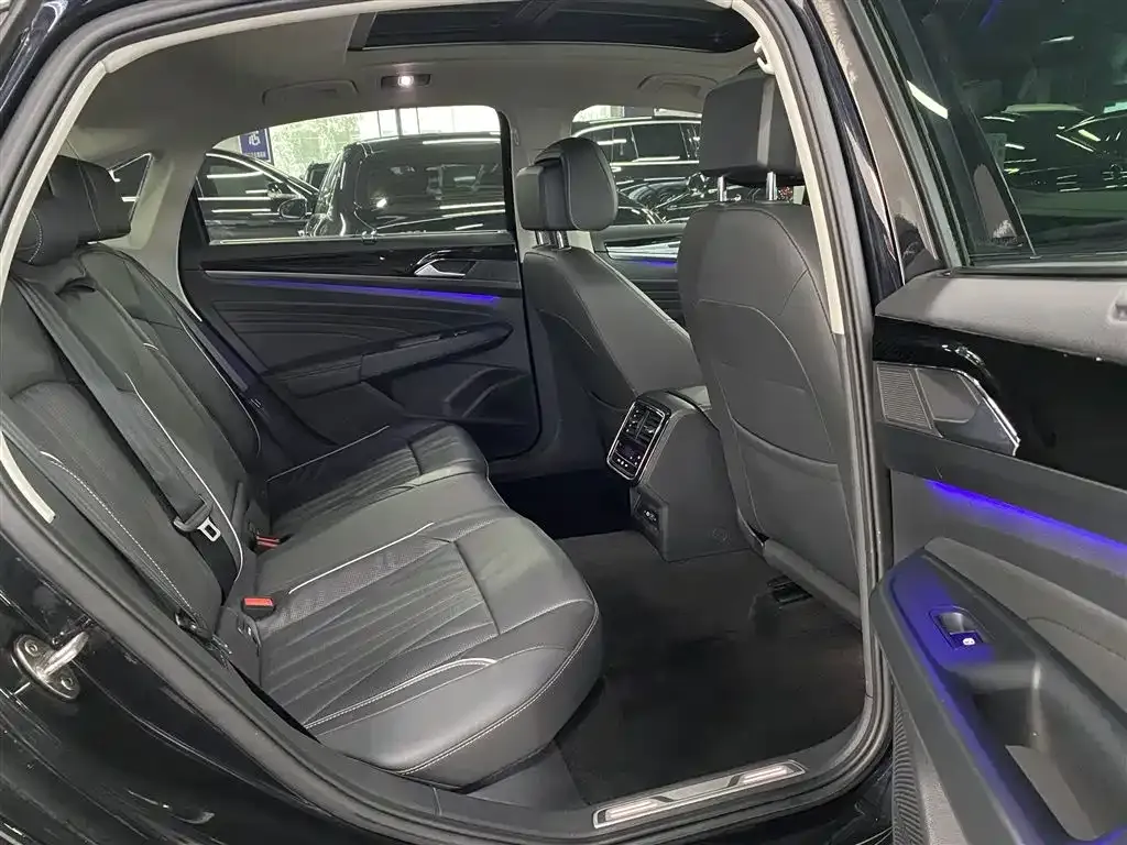 Volkswagen Passat 2023 из CN, фото 6