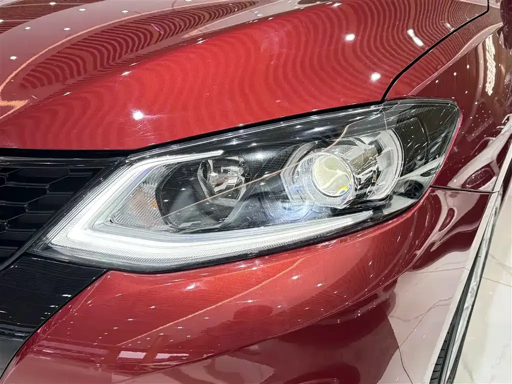 Nissan Tiida — фото 7