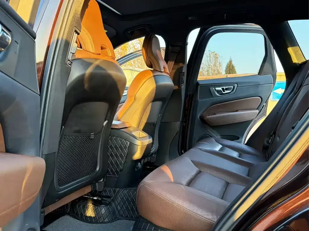 Volvo XC60 2021 из CN, фото 7