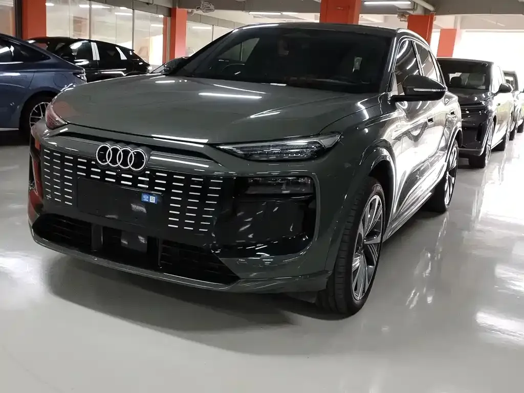 Audi Q6L e-tron — фото 1