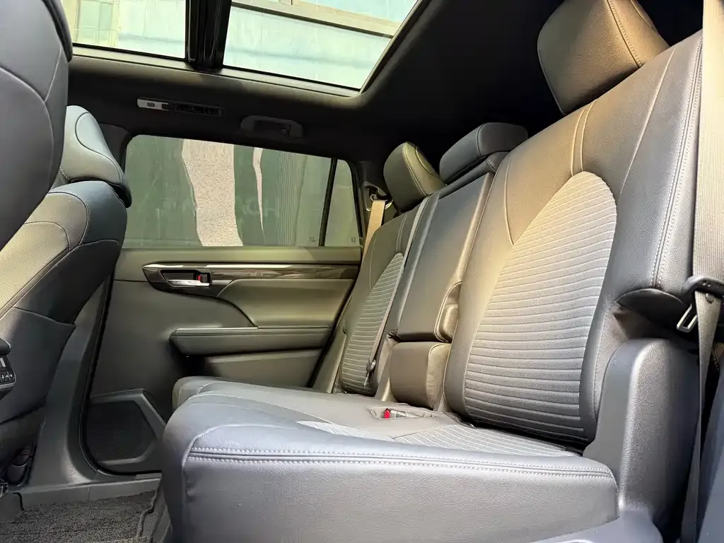 Toyota Crown Kluger 2023 из CN, фото 9