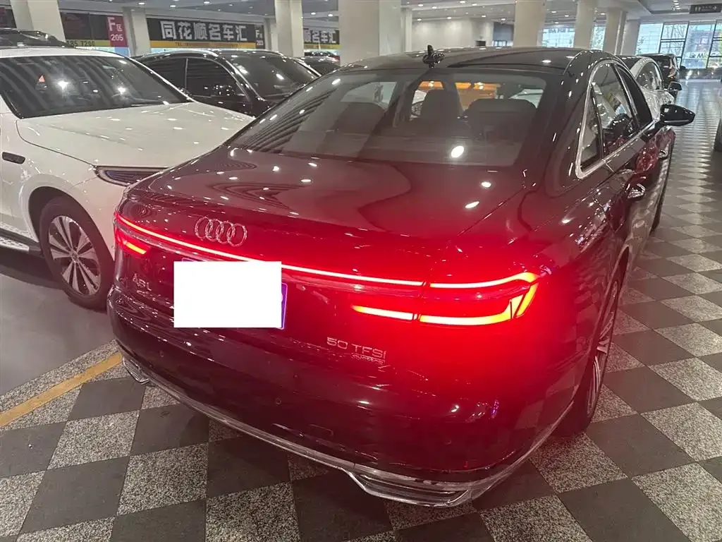 Audi A8 — фото 1